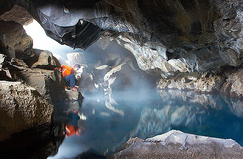 V jeskyni s termální říčkou