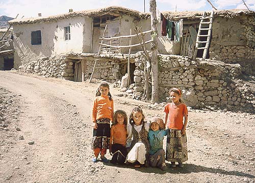 Děti v horské vesničce Karadut